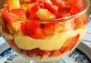 Iogurte parfait com morangos e mel