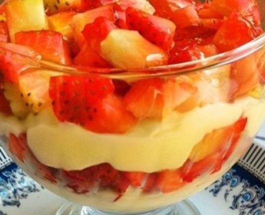 Iogurte parfait com morangos e mel