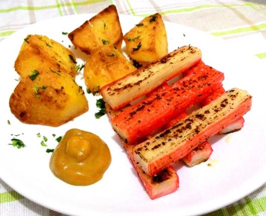 Kani grelhado ao molho de mostarda e mel com batatas ao forno