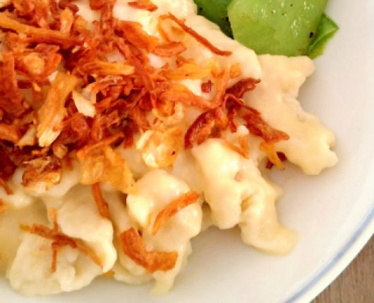 Käsespätzle (macarrão rústico ao queijo com cebola crocante)