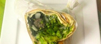 Kebab de kafta (sanduíche de carne no pão sírio)