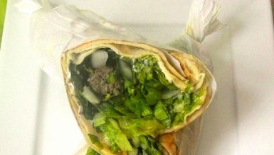 Kebab de kafta (sanduíche de carne no pão sírio)
