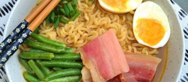 Lamen no caldo de costela com pancetta