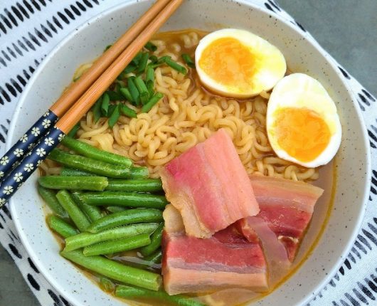 Lamen no caldo de costela com pancetta