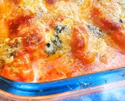 Lasanha de linguiça gratinada com gorgonzola