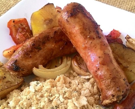 Linguiça assada com tomate, cebola e batata doce