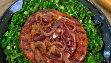 Linguiça na cachaça com cebola e couve na manteiga