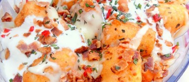 Loaded tater tots (bolinhos americanos de batata com queijo, sour cream, bacon e pimenta dedo de moça)