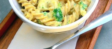 Macarrão com queijo no micro-ondas (Mac ‘n’ Cheese na caneca, com ou sem brócolis)
