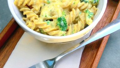 Macarrão com queijo no micro-ondas (Mac ‘n’ Cheese na caneca, com ou sem brócolis)