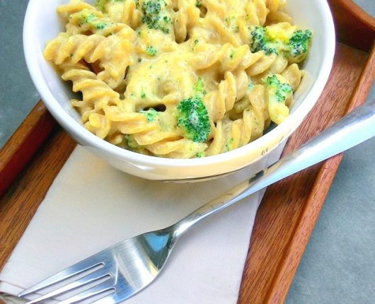 Macarrão com queijo no micro-ondas (Mac ‘n’ Cheese na caneca, com ou sem brócolis)