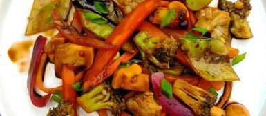 Fettuccini de cenoura salteado com vegetais à oriental