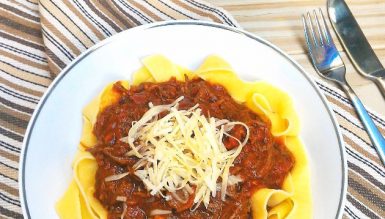 Macarrão com molho de carne louca