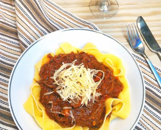 Macarrão com molho de carne louca