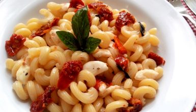 Macarrão com conserva caprese (muçarela de búfala, tomate seco e manjericão marinados no azeite)