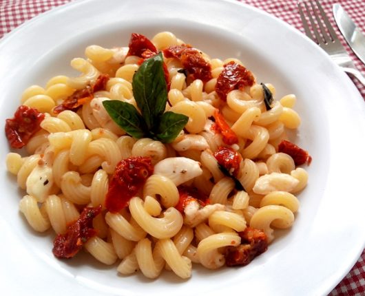 Macarrão com conserva caprese (muçarela de búfala, tomate seco e manjericão marinados no azeite)