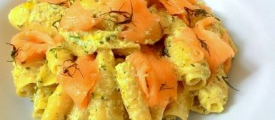 Macarrão com creme de espinafre e salmão defumado