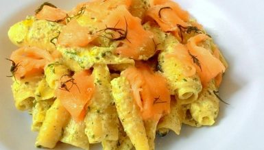 Macarrão com creme de espinafre e salmão defumado