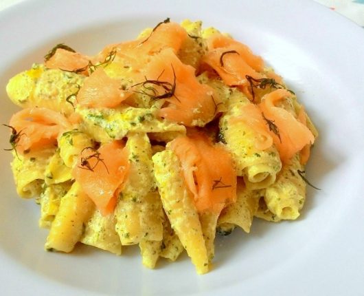 Macarrão com creme de espinafre e salmão defumado