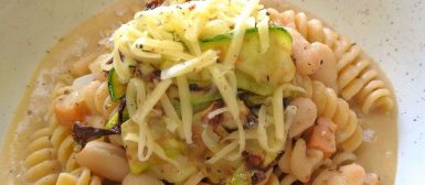 Macarrão com molho de feijão branco e abobrinha