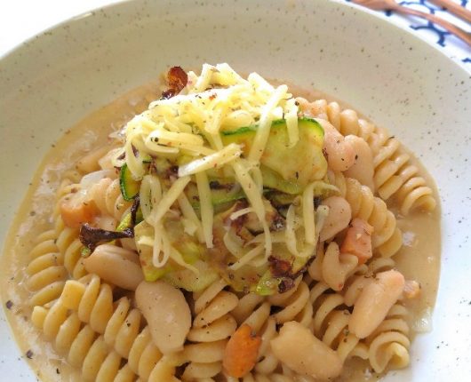 Macarrão com molho de feijão branco e abobrinha