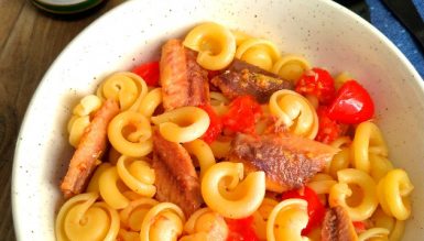 Macarrão com sardinhas e limão siciliano