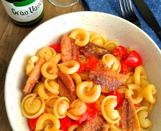 Macarrão com sardinhas e limão siciliano