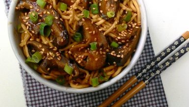 Macarrão com shitake ao molho oriental