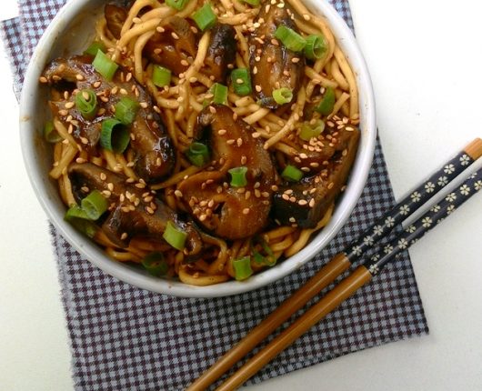 Macarrão com shitake ao molho oriental