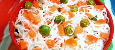 Macarrão instantâneo supersaudável (macarrão de arroz bifum com legumes)