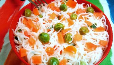 Macarrão instantâneo supersaudável (macarrão de arroz bifum com legumes)