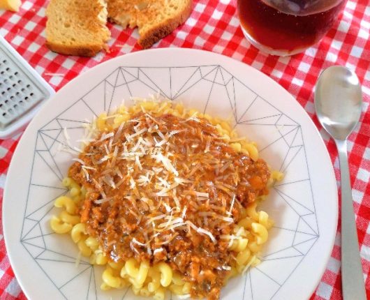 Macarrãozinho com molho de carne (sem tomate)