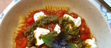 Massa à caprese (com burrata e molho pesto)