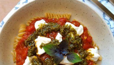 Massa à caprese (com burrata e molho pesto)