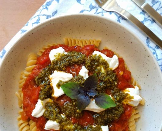 Massa à caprese (com burrata e molho pesto)