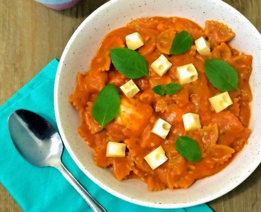 Massa caprese cremosa em uma panela só