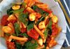 Macarrão caprese com muçarela, rúcula e tomate seco