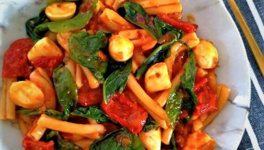 Macarrão caprese com muçarela, rúcula e tomate seco