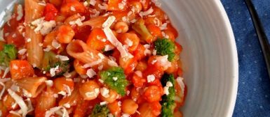 Massa com molho de grão de bico, brócolis e cenoura