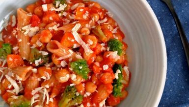 Massa com molho de grão de bico, brócolis e cenoura