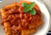 Macarrão com molho de linguiça e erva doce