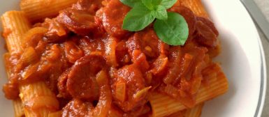 Macarrão com molho de linguiça e erva doce