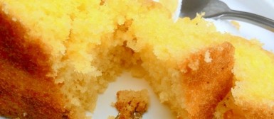 Bolo de Santo Antonio (pão de ló com cobertura de suspiro)