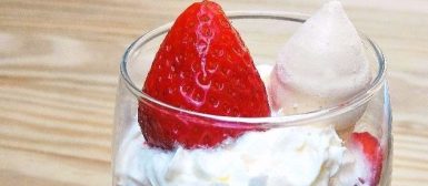 Merengue de morango com chantilly