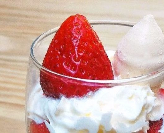 Merengue de morango com chantilly