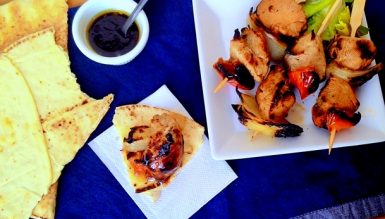 Michuí de frango com vinagrete de melaço (espetinho árabe de frango com legumes)