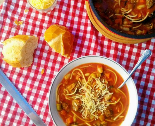 Minestrone (sopão italiano de carne com legumes)