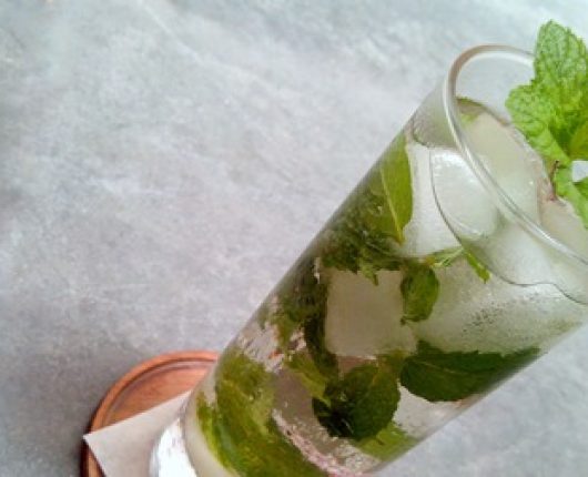 Mojito (drink cubano de rum com limão e hortelã)