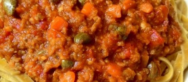 Molho a bolonhesa enriquecido com bacon, abóbora e alcaparras