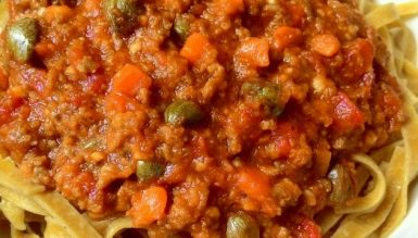 Molho a bolonhesa enriquecido com bacon, abóbora e alcaparras